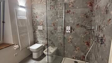 Dusche, umweltfreundliche Kosmetikartikel, Haartrockner, Bidet
