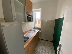 Frigorifero, microonde, piano cottura, pentole/stoviglie/utensili