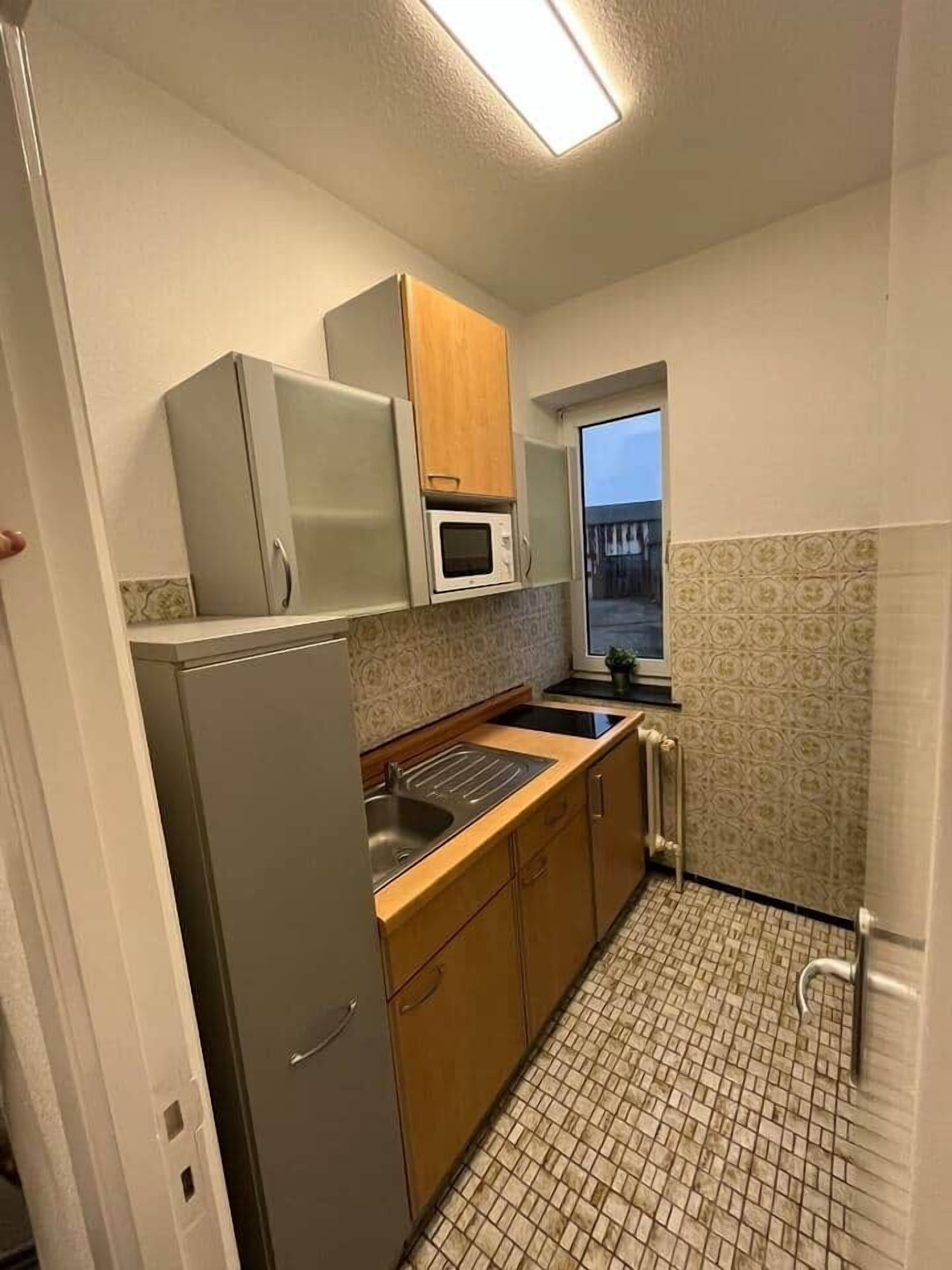 Kühlschrank, Mikrowelle, Herdplatte, Kochgeschirr/Geschirr/Besteck