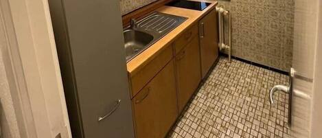 Fridge, microwave, stovetop, cookware/dishes/utensils
