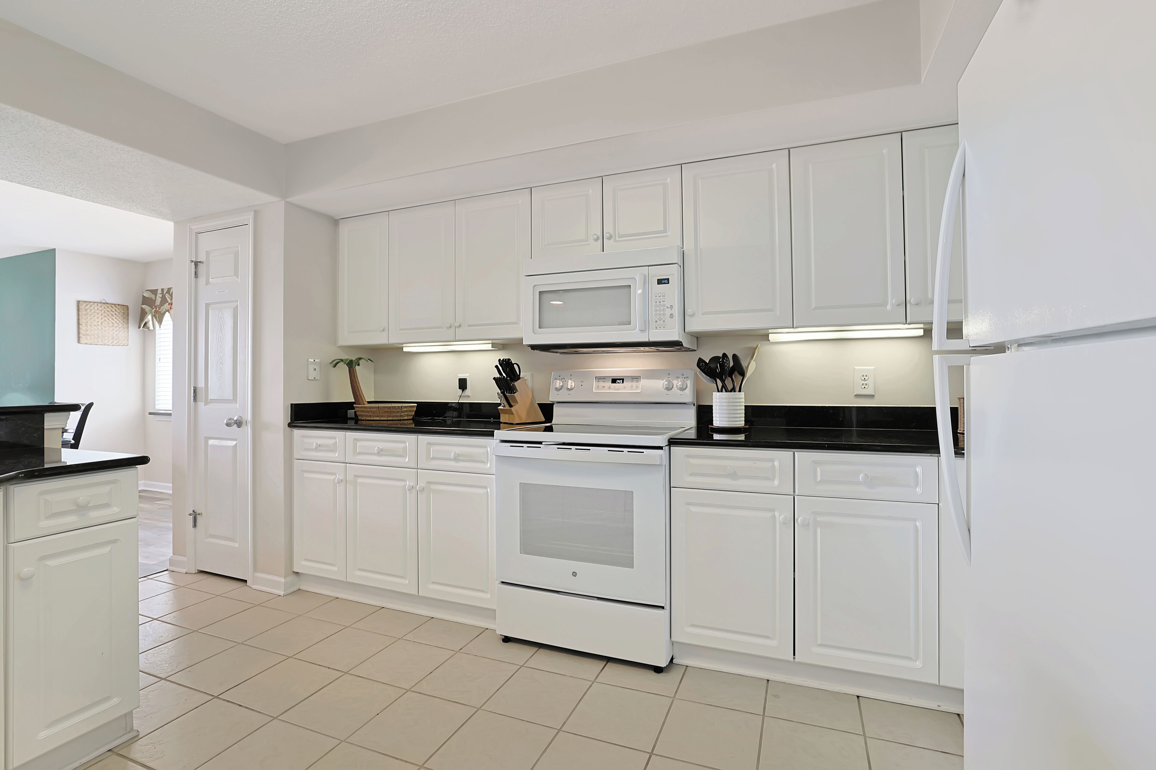 Four à micro-ondes, un four, surface de cuisson, lave-vaisselle