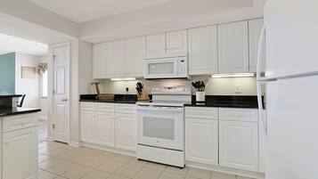 Four à micro-ondes, un four, surface de cuisson, lave-vaisselle