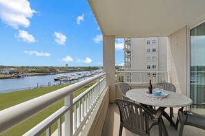 Outdoor dining - Yacht Club Villas l Barefoot Towers l ICW (North Myrtle Beach)