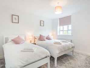 3 habitaciones, tabla de planchar con plancha, wifi y ropa de cama 