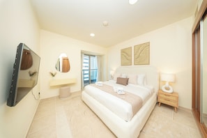 Luxury Apartment, Partial Sea View | Peti besi dalam bilik, meja, ruang kerja komputer riba