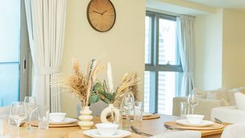 Appartement Luxe, vue partielle sur la mer | Restauration dans la chambre