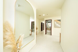 Apartamento superluxo, vista parcial para o mar | Cofres nos quartos, escrivaninha, espaço de trabalho para notebook
