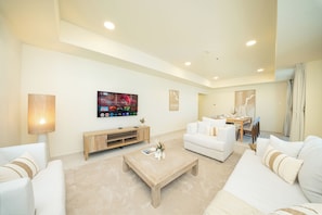 Luxury Apartment, Partial Sea View | Peti besi dalam bilik, meja, ruang kerja komputer riba