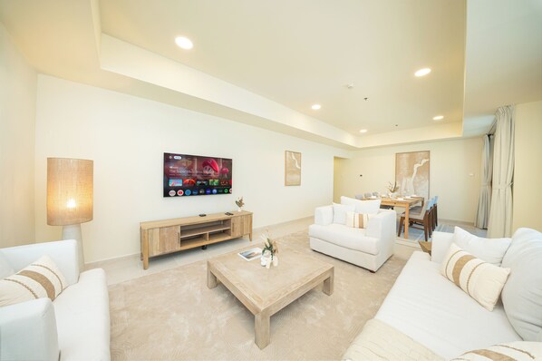 Apartamento superluxo, vista parcial para o mar | Cofres nos quartos, escrivaninha, espaço de trabalho para notebook
