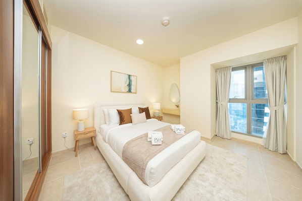 Luxury Apartment, Partial Sea View | Peti besi dalam bilik, meja, ruang kerja komputer riba