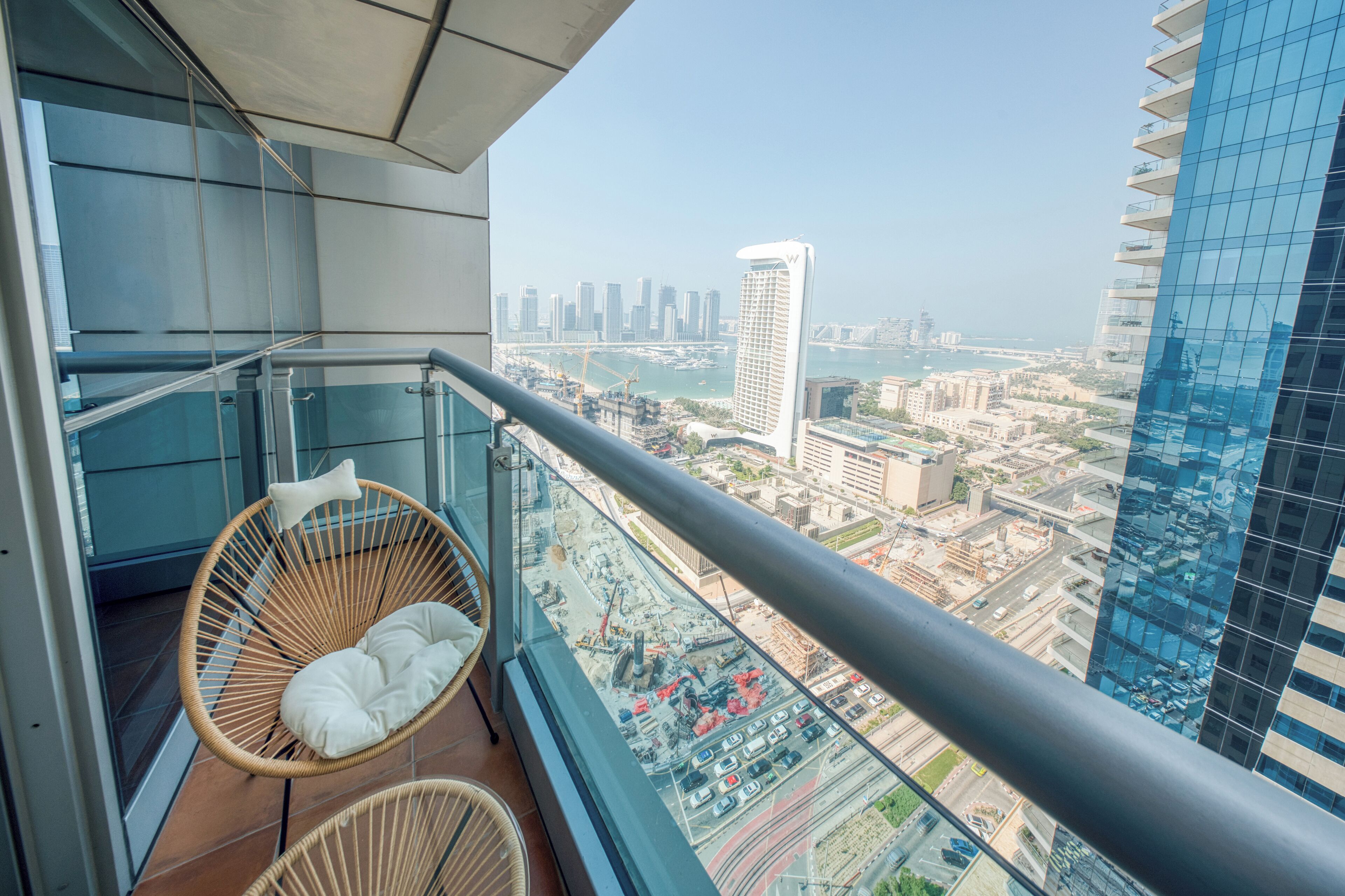 Apartamento de lujo, vistas parciales al mar | Vistas del balcón