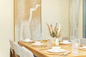 Apartamento superluxo, vista parcial para o mar | Opções para refeição no quarto