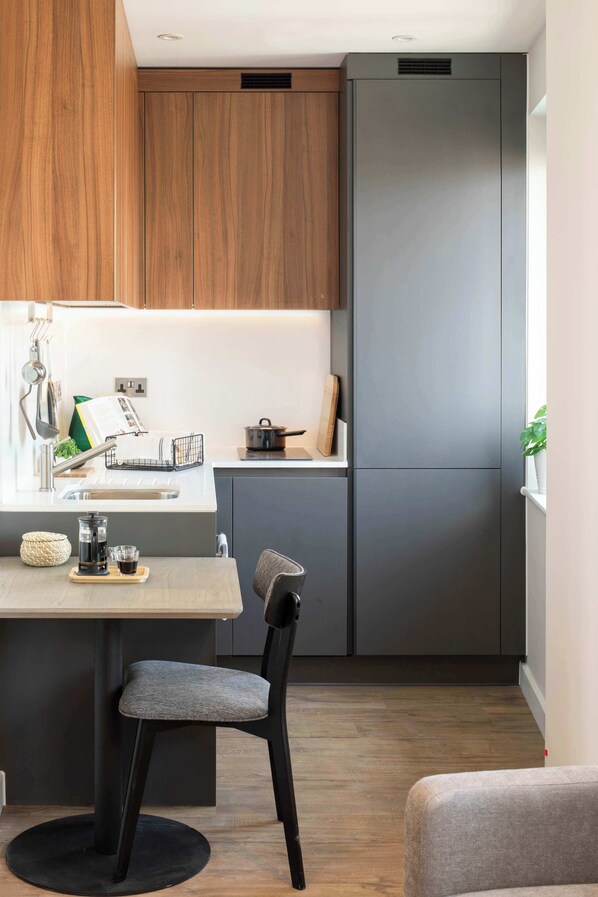 Horno, parrilla de estufa, lavavajillas y utensilios de cocina