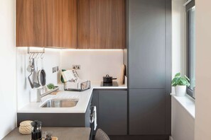 Ofen, Herdplatte, Geschirrspüler, Kochgeschirr/Geschirr/Besteck