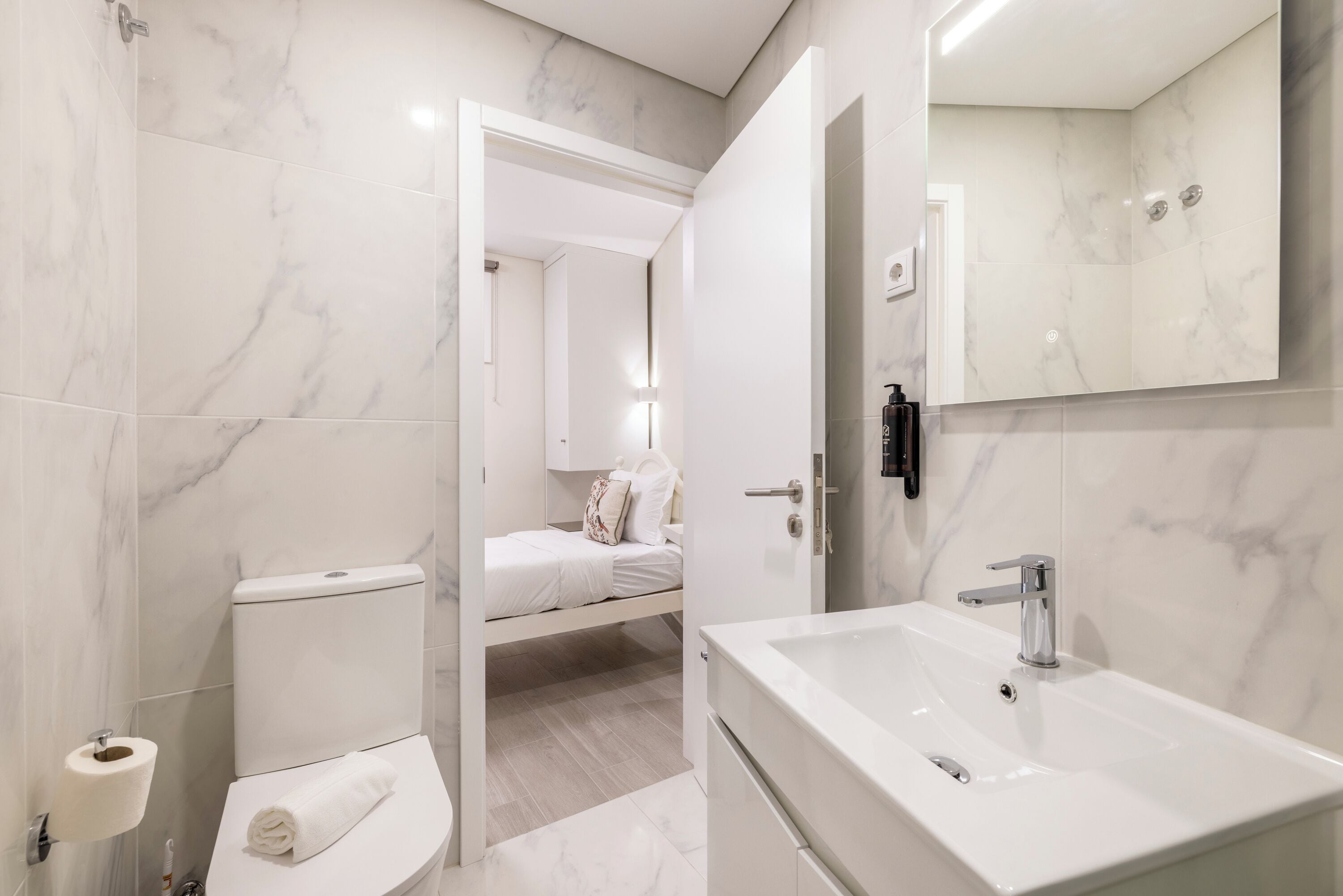 Appartement Familial | Salle de bain | Douche à « effet pluie », sèche-cheveux, serviettes fournies, savon