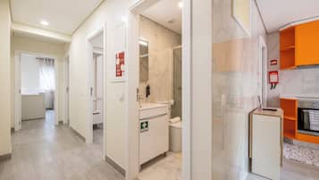 Apartamento estándar | Cocina privada | Frigorífico, microondas, horno y placa de cocina