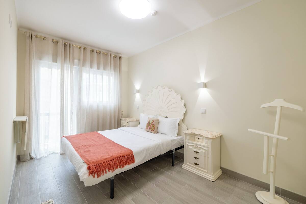 Family Apartment | Iron/ironing board, free WiFi, bed sheets