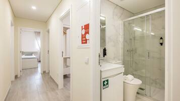 Standard Apartment, 3 Bedrooms | Bathroom | Rainfall showerhead, hair dryer, towels, soap