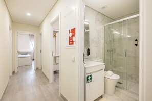 Standard apartman, 3 hálószobával | Fürdőszoba | Esőzuhany, hajszárító, törölközők és szappan