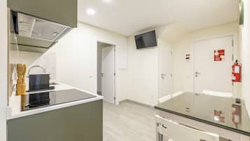 Apartamento familiar, patio | Cocina privada | Frigorífico, microondas, horno y placa de cocina