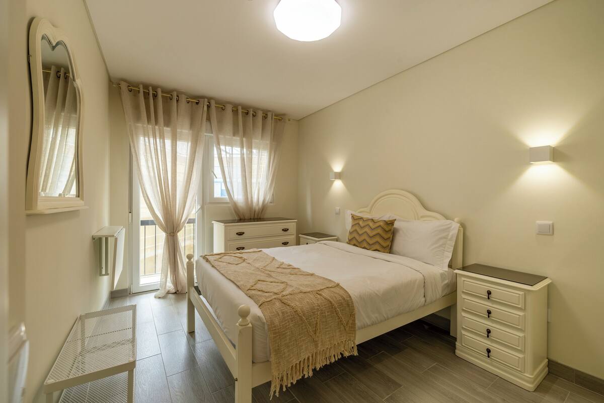 Superior Apartment | Iron/ironing board, free WiFi, bed sheets