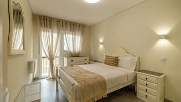 Superior Apartment | Iron/ironing board, free WiFi, bed sheets
