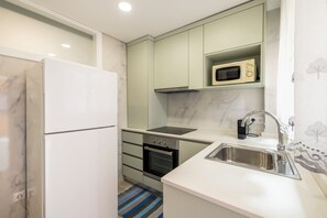 Apartment, Patio | Private kitchen | Fridge, microwave, oven, stovetop