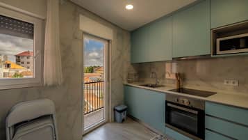 Apartamento superior | Cozinha privada | Geladeira, micro-ondas, fogão, cooktop