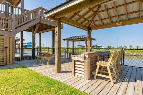 Canal front cutie with Boat lift, Bay access, and Ocean view!