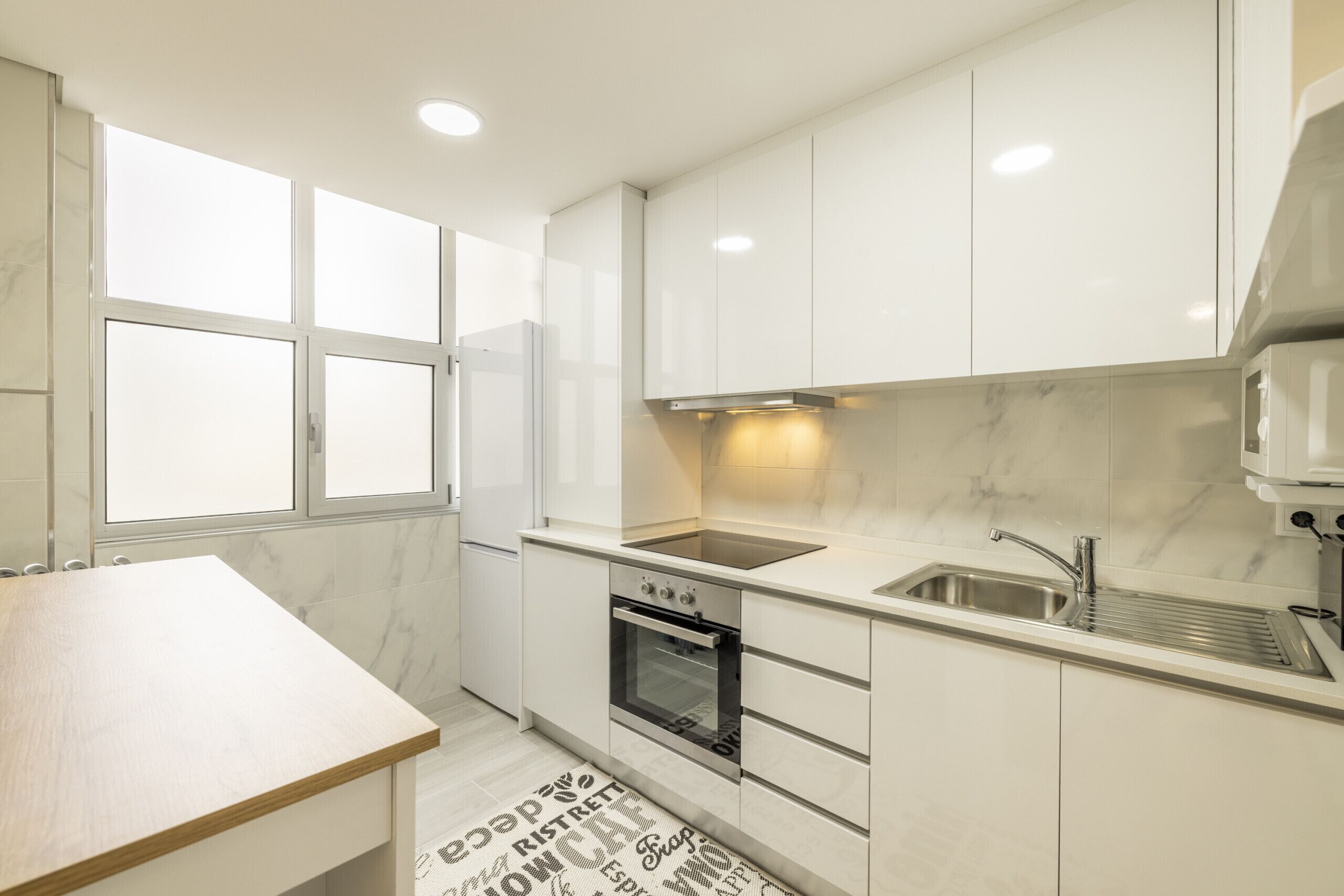 ثلاجة، ميكروويف، فرن، ماكينة لصنع القهوة/الشاي