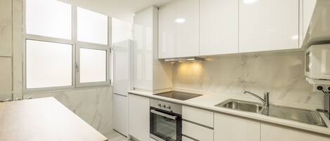 Frigorífic, microones, forn i cafetera i tetera