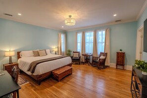 7 soverom, skrivebord, strykejern/-brett og reiseseng for barn