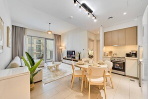 Eine moderne Wohnung mit Essbereich, Küche und Wohnzimmer.
