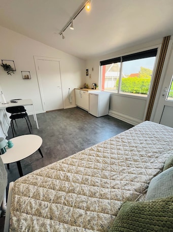 1 bedroom, bed sheets. Cozy studio 500 m from the ferry and city center - perfect for 2 people