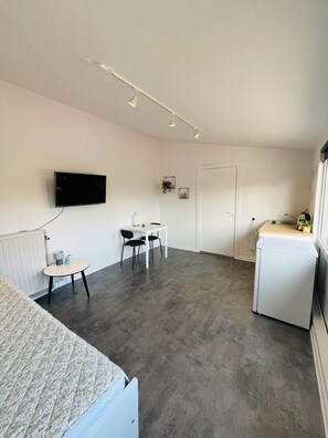 1 bedroom, bed sheets - Cozy studio 500 m from the ferry and city center - perfect for 2 people (Hirtshals)