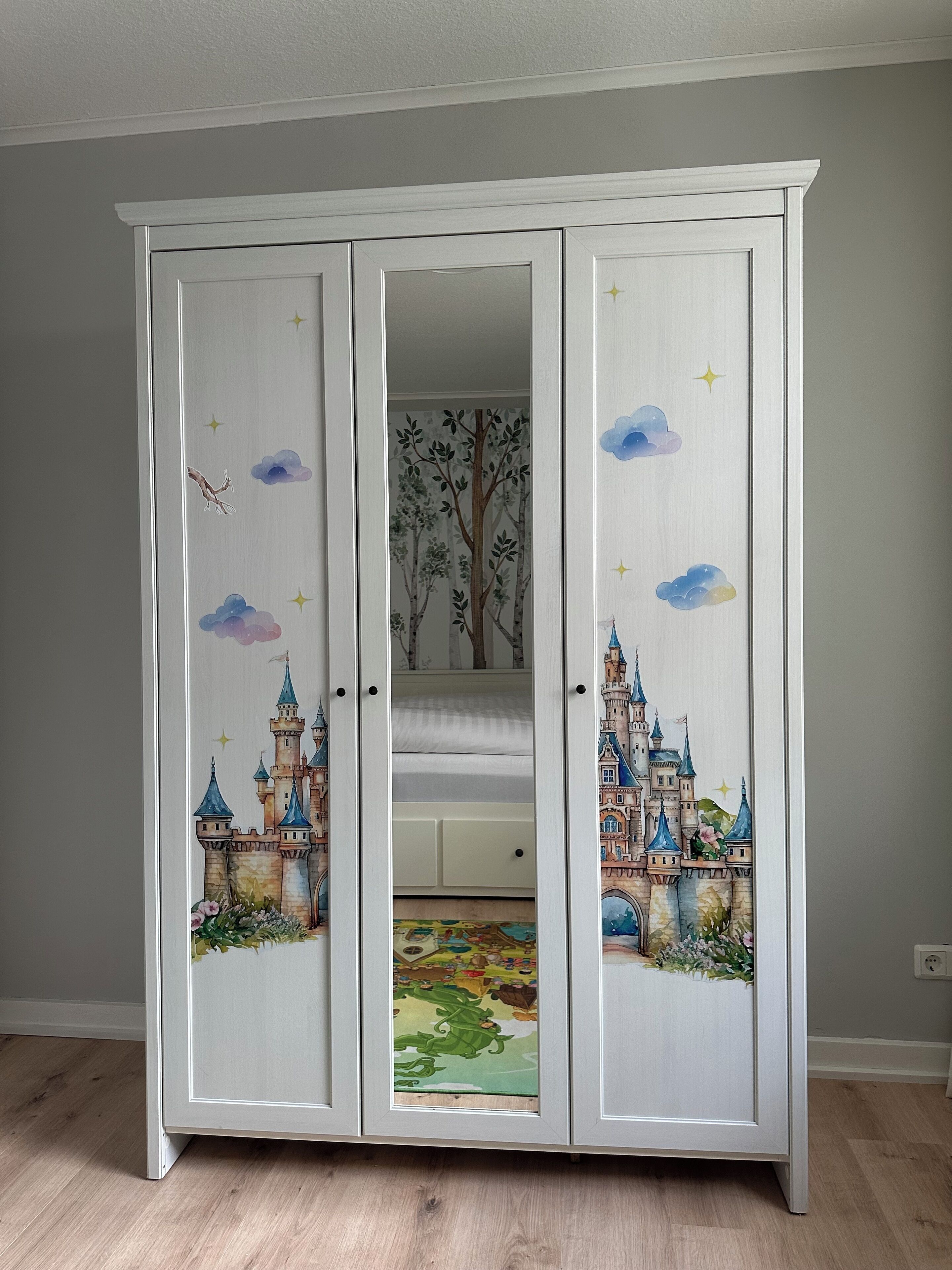 2 bedrooms, desk, iron/ironing board, travel crib