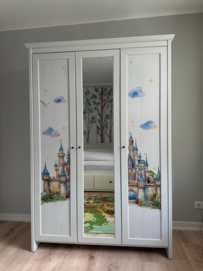 2 عدّة غرف نوم ومكتب ومكواة/لوح كي وسرير سفر