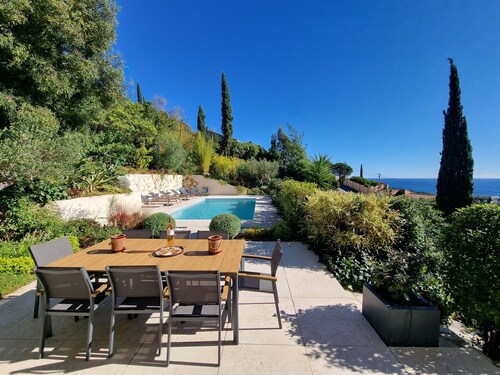 Nouvelle villa moderne, vue mer imprenable, piscine privée à 5 minutes du centre