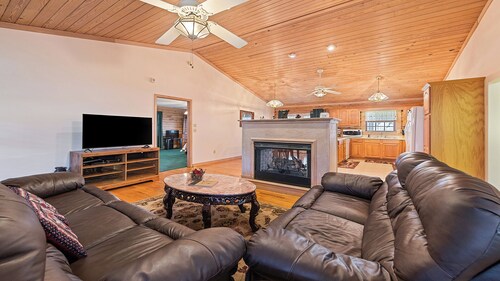 Single Level 2 Bedroom Paved Access, Pet Friendly, Walk to Maggie