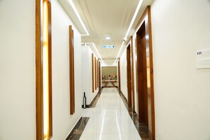 تلفزيون ذكي بحجم 56-بوصة يعرض قنوات تلفزيونية باشتراك مدفوع