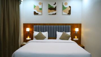 Executive Room, 1 Queen Bed | Minibar, in-room safe, desk, iron/ironing board