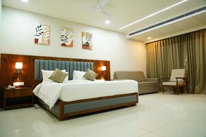 Minibar, in-room safe, desk, iron/ironing board