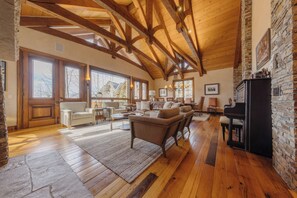 Una televisión, una chimenea