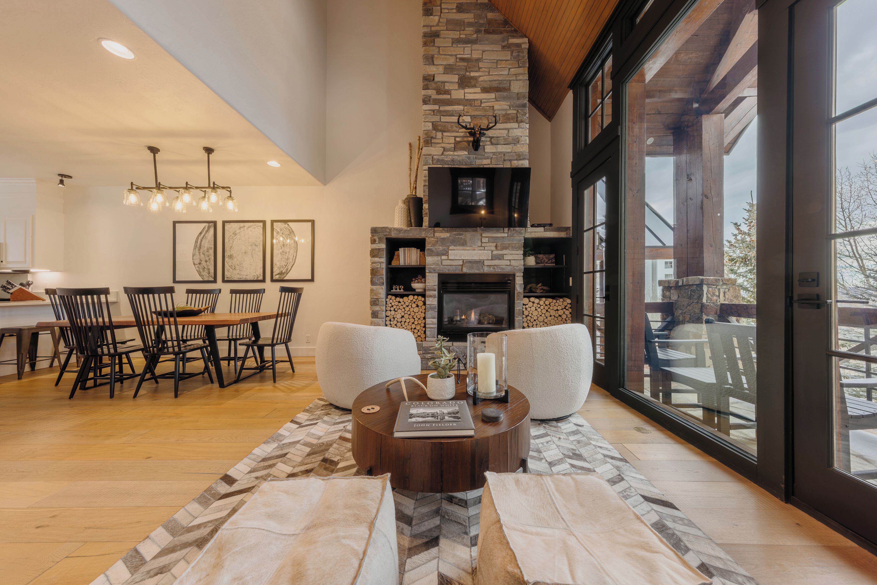 Televisión y chimenea 