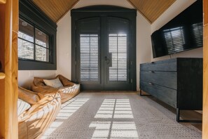 Televisión y chimenea 