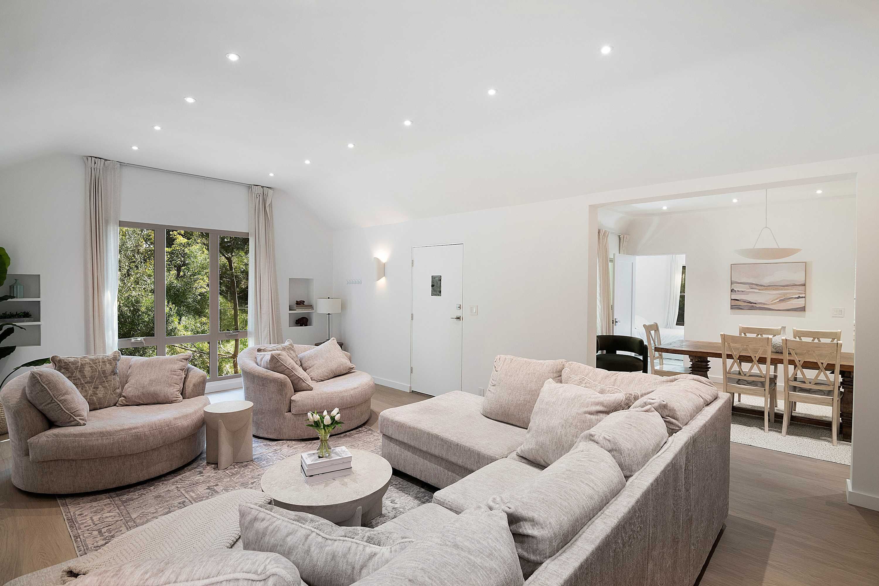 Una televisión, una chimenea