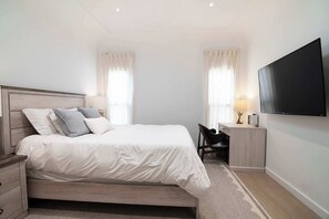 3 habitaciones, escritorio y tabla de planchar con plancha 