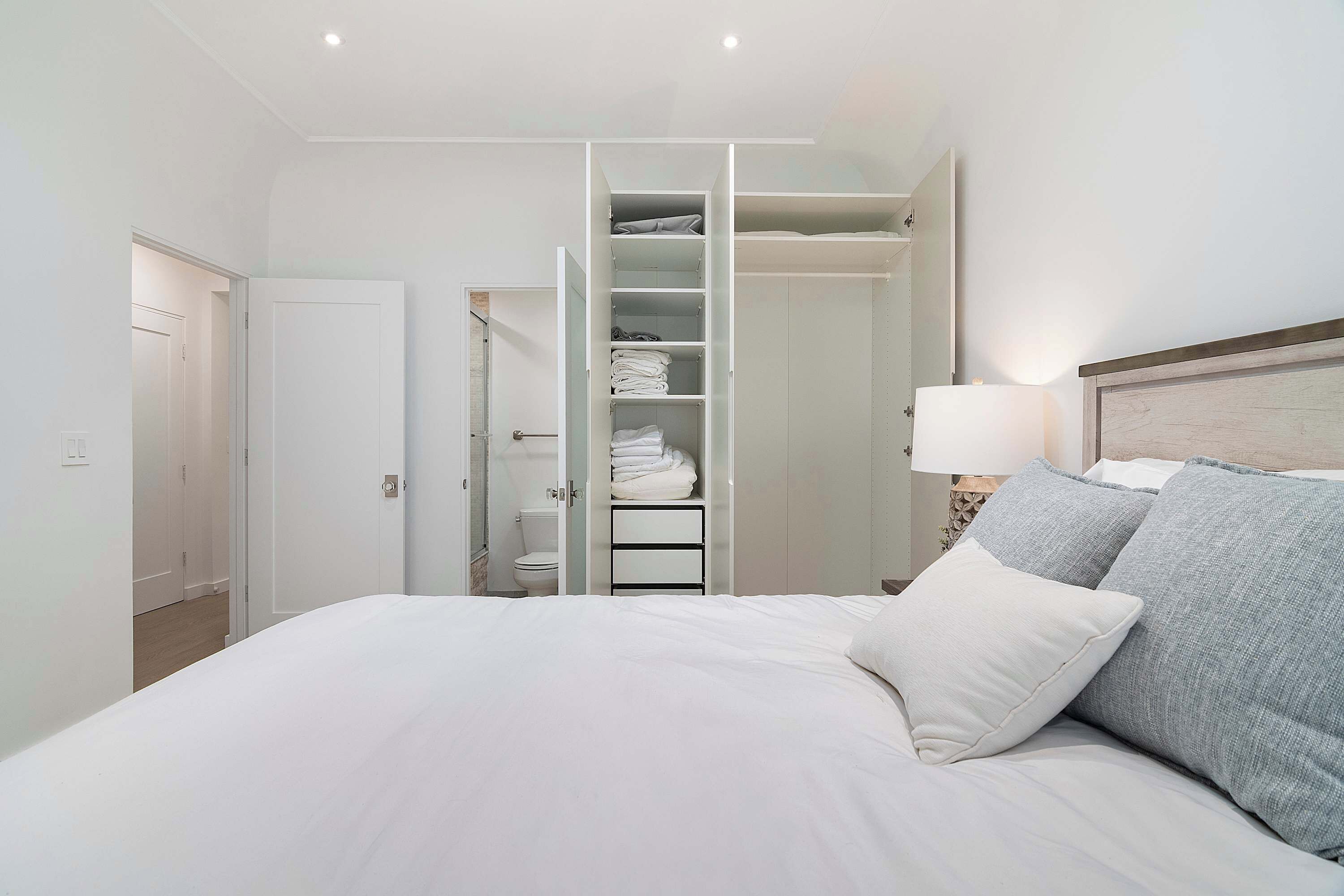 3 多间卧室、办公桌、熨斗/熨衣板、旅行婴儿床