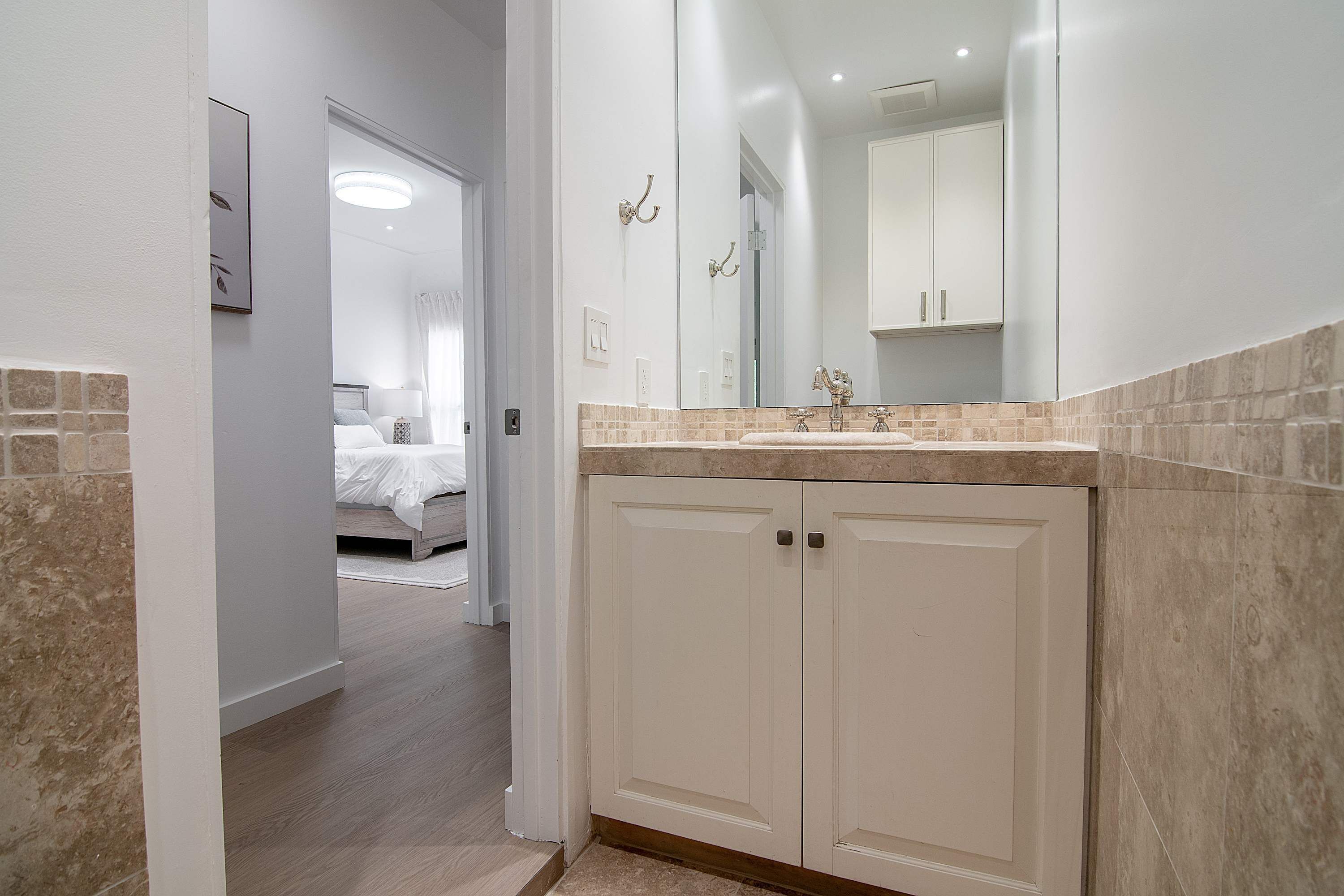 Regadera, secadora de cabello, toallas 