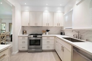 Fridge, microwave, oven, stovetop - Luxury 3BD Retreat Newly Remodeled Beverly Hills (Beverly Hills)